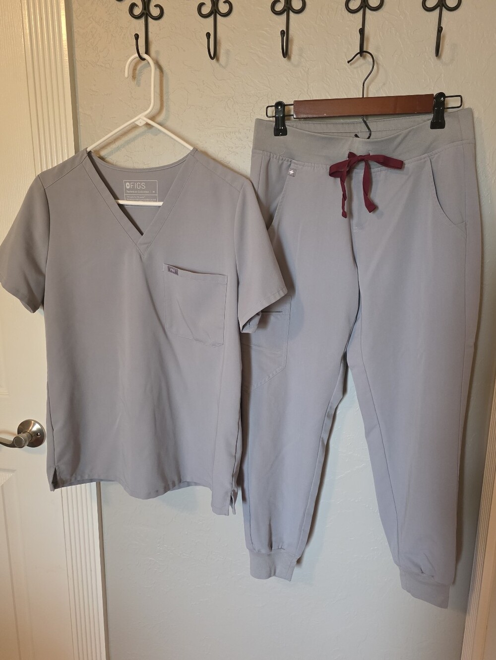 Figs Women’s Lt Gray 1 Pocket Scrub Top (M) & Joggers (S/Petite)